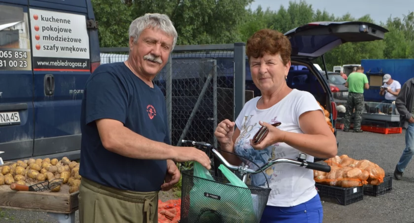 Na targowisku miejskim w Wieluniu zawsze jest ruch. A tak było w piątek 25 maja/fot.: Ela Wodecka 