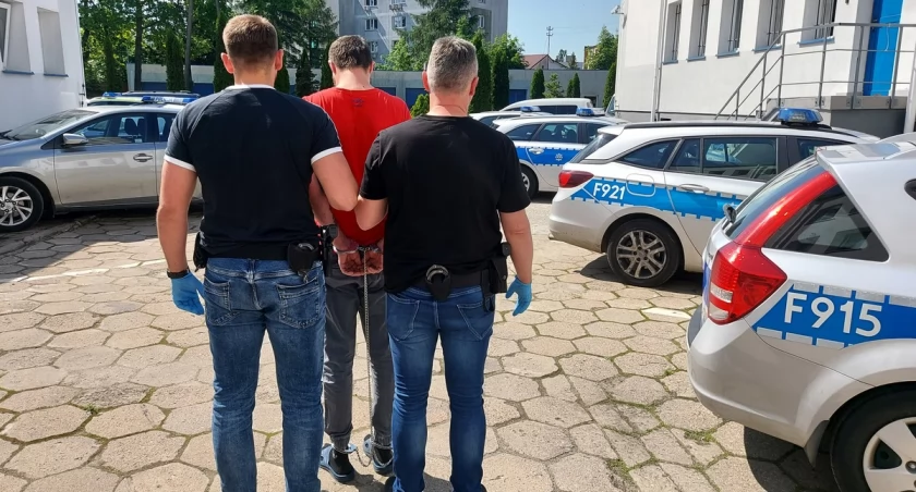 Na zdjęciu moment zatrzymania mężczyzny / Fot. KPP Bełchatów