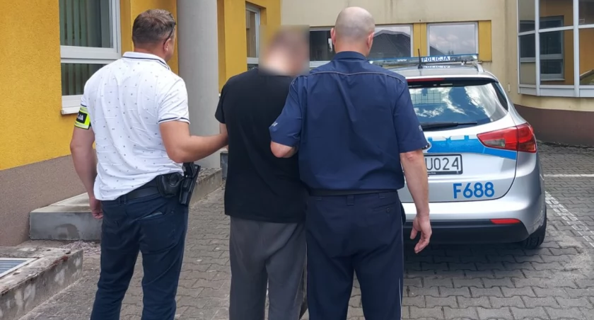 zdjęcie zatrzymanego, którego prowadzą policjanci/fot.: arch. KPP w Wieruszowie 