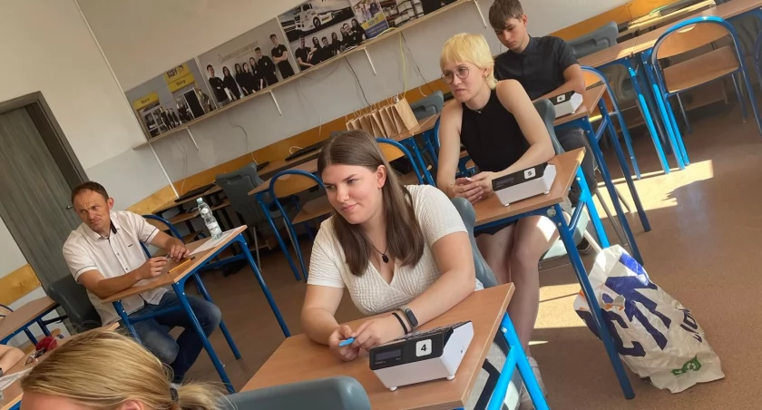 zdjęcie uczniów podczas konkursu na najlepszego sprzedawcę/fot.: arch. ZS nr 3