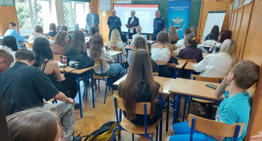 Na zdjęciu fragment piątkowego spotkania z uczniami szkoły w Wieruszowie / Fot. KPP Wieruszów