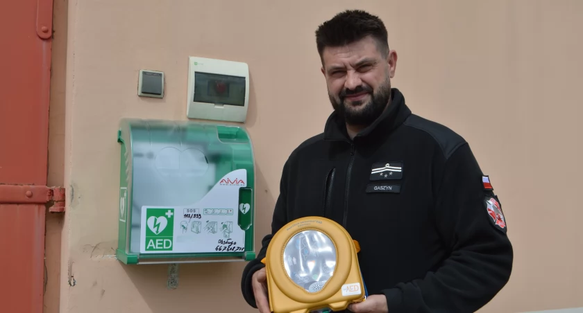 Marcin Topór (na zdjęciu) cieszy się, że w Gaszynie jest już ogólnodostępny przez całą dobę automatyczny defibrylator AED/fot.: Ela Wodecka 