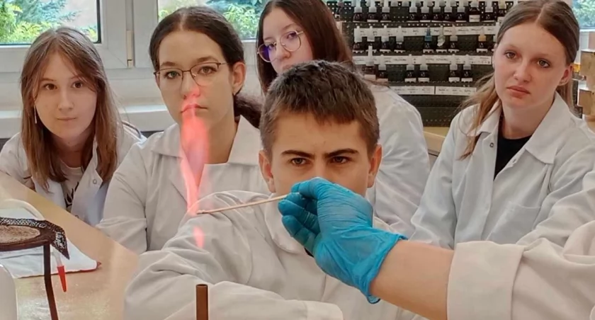 Zdjęcie z warsztatów chemicznych Katolickiego Liceum Ogólnokształcącego w Wieluniu