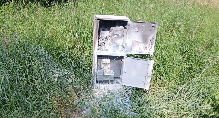 Na zdjęciu skrzynka, w której pojawił się ogień / Fot. Facebook / OSP KSRG Ostrówek