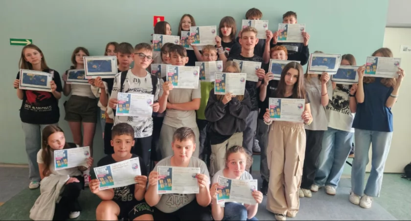 Na zdjęciu uczniowie szkoły w Lututowie, którzy otrzymali certyfikaty za udział w projekcie / Fot. Szkoła Podstawowa w Lututowie