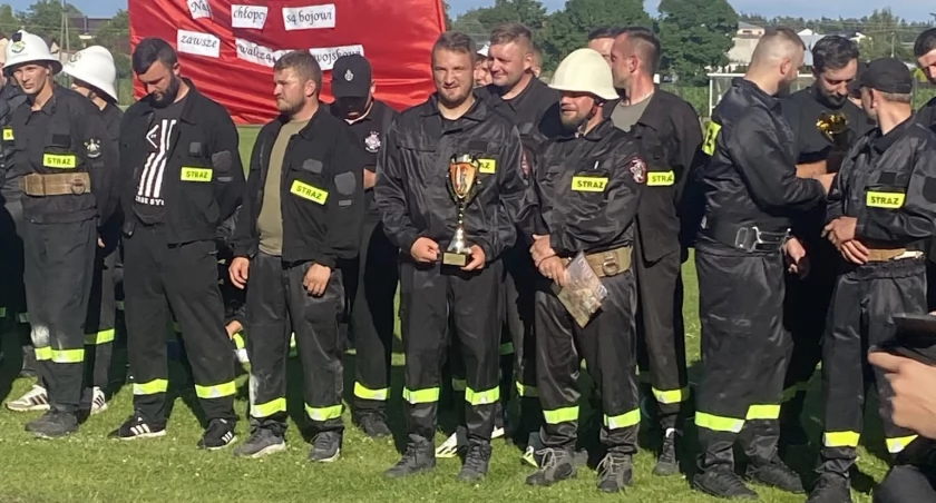 Na zdjęciu zwycięzcy zawodów w kategorii męskiej z gminy Konopnica - Ochotnicza Straż Pożarna we Wrońsku/fot.Oliwia Tomaszewska - opiekun drużyny.