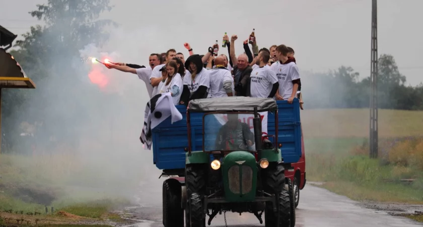 Ten przejazd drużyny, widoczny na zdjęciu stał się hitem mediów społecznościowych w skali całego kraju.fot.Łukasz Płuciennik