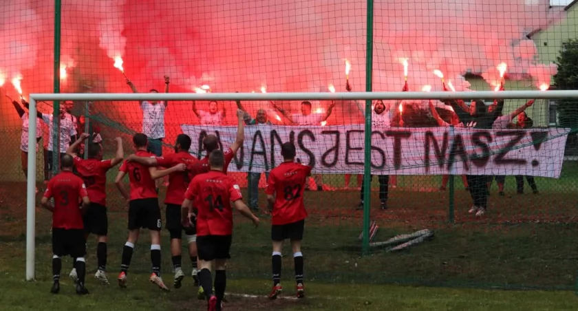 Na zdjęciu feta z okazji awansu piłkarzy Orioniu Olewin wraz z kibicami.fot.Łukasz Płuciennik