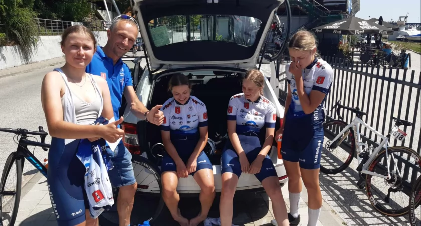 Na zdjęciu podopieczne trenera Michała Kusia - juniorki MLKS - u Wieluń. Paulina Lipieta na zdjęciu w samochodzie ( pierwsza od lewej )fot.MLKS Wieluń.