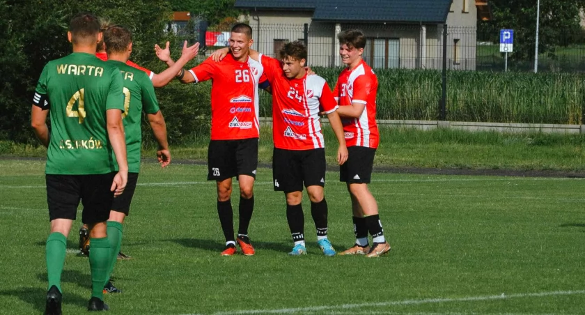Kacper Szkop - napastnik GLKS-u Biała pierwszy od lewej w czerwonej koszulce/fot.GLKS