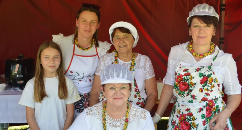Panie z Koła Gospodyń Wiejskich w Mokrsku serwowały m.in. bigos, burgery, pierogi z serem i musem truskawkowym. Było też ciasto i gofry z bitą śmietaną i musem/fot.: Ela Wodecka 