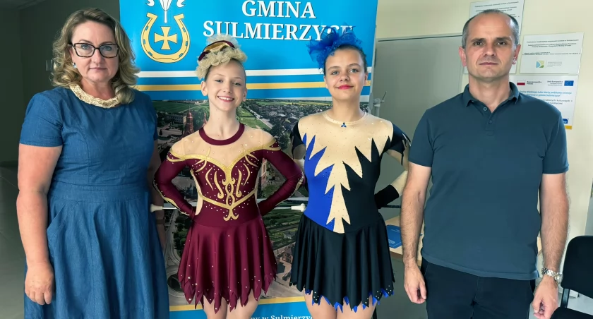 Na zdjęciu zastępca wójta Sulmierzyc Anna Szydłowska, wójt Strzelec Wielkich Damian Ciemcioch z Mażoretkami Viva / fot.: Sławomir Rajch