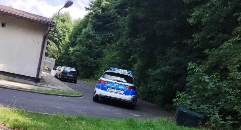 Zdjęcie miejsca, gdzie ujawniono zwłoki mężczyzny / fot.: Mieszkaniec osiedla, gdzie doszło do tragedii