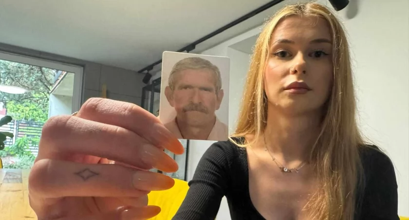 Auf dem Foto Karolina Stępień mit einem Bild ihres vermissten Vaters Krzysztof Stępień aus Wieluń / Foto: Sławomir Rajch