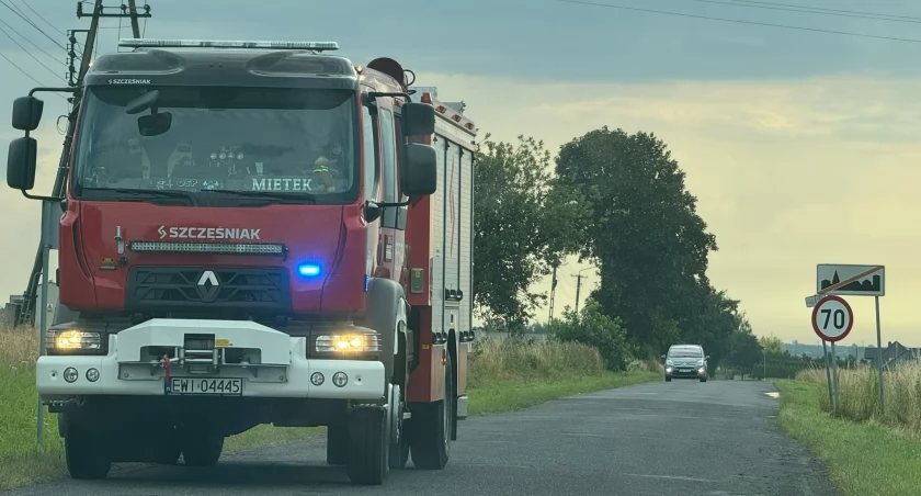 Na zdjęciu wóz strażacki wracający z akcji ratowania młodego orła w Dąbrowie pod Wieluniem / fot.: Sławomir Rajch