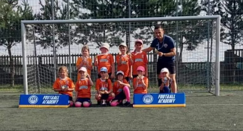 Na zdjęciu drużyna dziewcząt z klubu FC Bonus wraz z trenerem Dominikiem Hałubcem/fot.FC Bonus