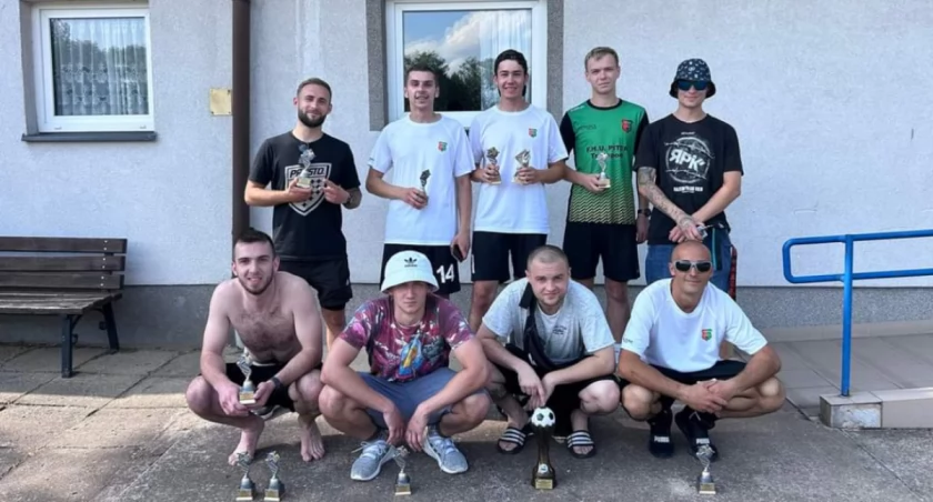 Na zdjęciu zwycięzcy Turnieju Piłki Nożnej o Puchar Burmistrza Wielunia - LKS Orion Olewin/fot.LKS Orion Olewin 