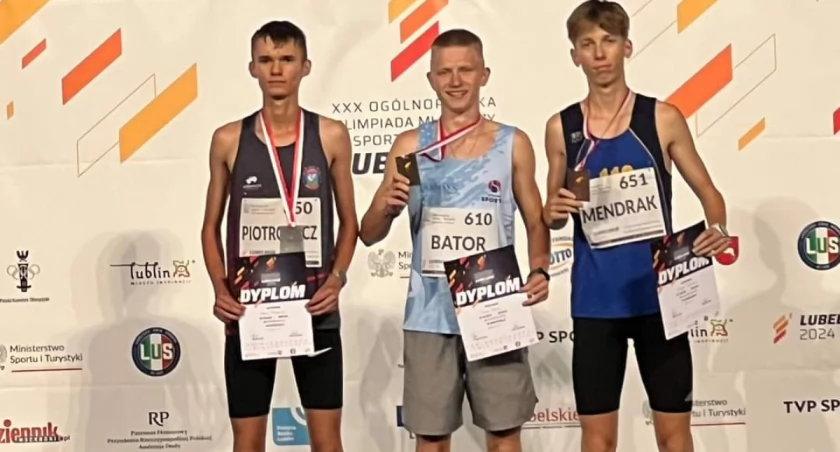 Na zdjęciu Michał Bator ( w środku ) ze złotym medalem na podium Mistrzostw Polski w biegu na 3000 metrów/fot Dominika Bator 