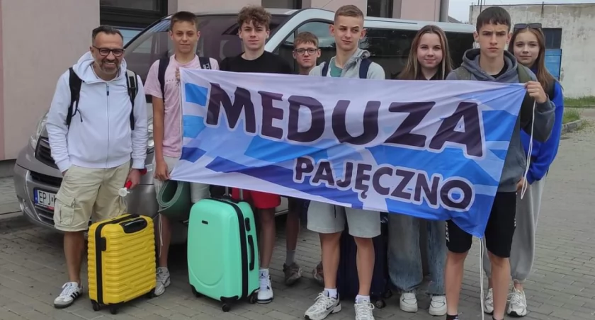 Widoczna na zdjęciu siódemka pływaków i pływaczek Meduzy Pajęczno pod okiem trenera Pawła Wolskiego bierze udział w Letnich Mistrzostwach Polski Juniorów/fot.Meduza Pajeczno