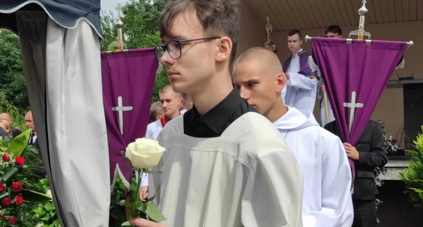 W ostatniej drodze ks. Mirosławowi towarzyszyły tłumy wiernych - bardzo licznie zgromadzeni księża, siostry zakonne, wiele delegacji/fot.: Ela Wodecka  