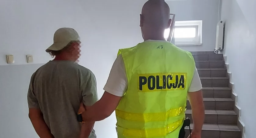 Na zdjęciu zatrzymany mężczyzna, który okradł jedną z posiadłości w Pajęcznie / Fot. KPP Pajęczno 