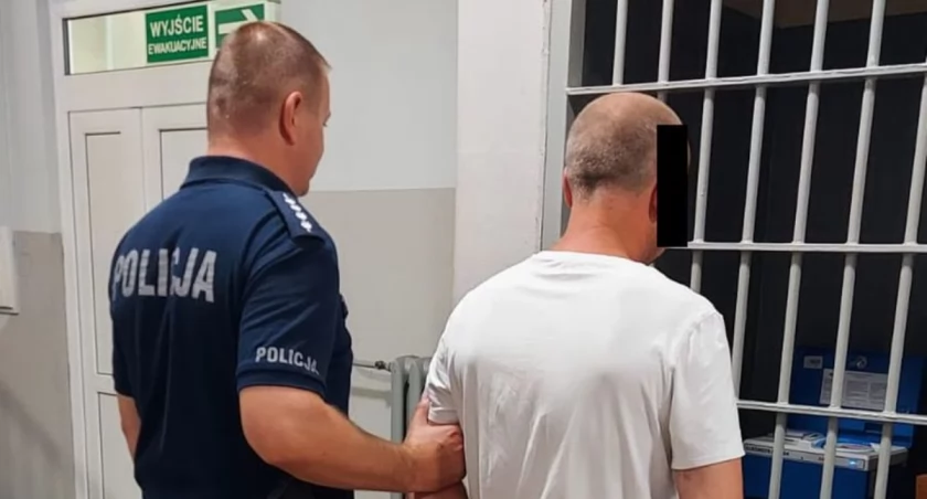 Zdjęcie z aresztowania podejrzanego w Białej