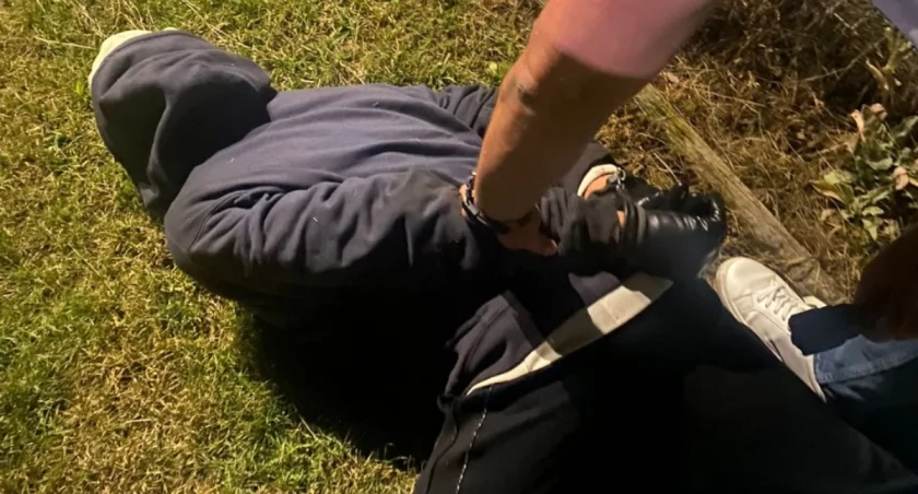 Na zdjęciu moment zatrzymania złodzieja przez policjantów / Fot. KPP Bełchatów