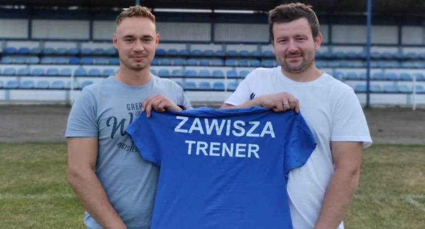 Na zdjęciu trener Zawiszy Pajęczno - Patryk Trawczyński ( po lewej ) wraz ze swoim asystentem Michałem Sojdą/fot. Zawisza Pajęczno 