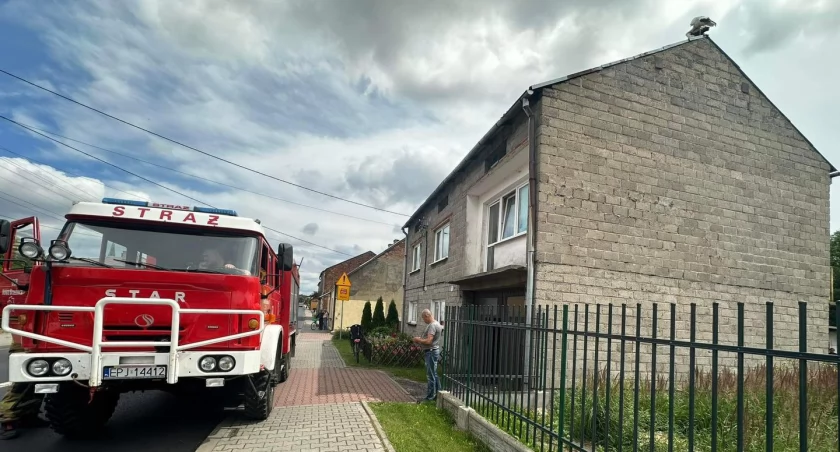 Na zdjęciu budynek i bocian na jego dachu. Ptak potrzebował pomocy / Fot. Facebook / OSP KSRG Nowa Brzeźnica