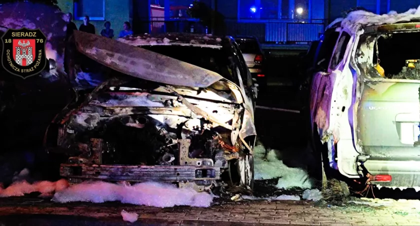 Na zdjęciu auta, która spłonęły na jednym z sieradzkich parkingów / Fot. Facebook / Ochotnicza Straż Pożarna w Sieradzu