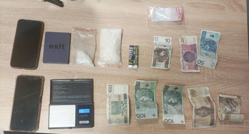 Na zdjęciu przedmioty, które miał przy sobie 29-latek / Fot. KPP Sieradz