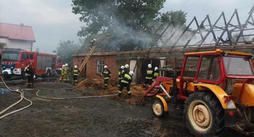 Na zdjęciu jeden z budynków gospodarczych, który zapalił się od uderzenia pioruna / Fot. KP PSP Sieradz