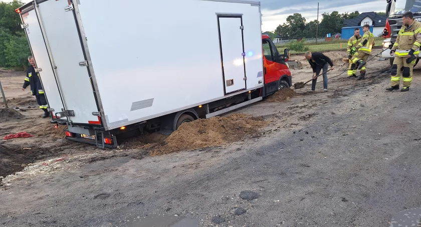 Na zdjęciu pojazd, który zakopał się. Kierowcy pomogli strażacy / Fot. Facebook / OSP KSRG Chorzew