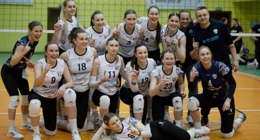 Na zdjęciu zespół siatkarski, już pod zmienioną nazwą na KS Pajęczno, jeszcze nie w pełnym składzie/fot.KS Pajeczno