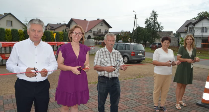 Podobnie, jak przy oddawaniu do użytku wielkich obiektów, również i w Słupsku - co widać na zdjęciu - przecinano wstęgę/fot.: Ela Wodecka 