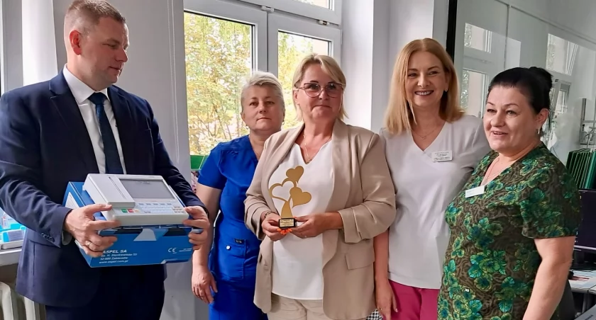 Na zdjęciu moment przekazania nowego sprzętu do wieluńskiego szpitala / Fot. Facebook / Rejonowy Bank Spółdzielczy w Lututowie