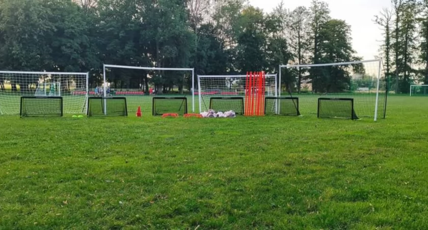 Na zdjęciu nowe sprzęty przydatne do treningu dla najmłodszych piłkarzy ufundowane przez sponsora klubu/fot.Orion Olewin