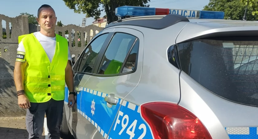 Na zdjęciu mł. asp. Sylwester Dądela, który zatrzymał pijanego kierowcę / Fot. KPP Pajęczno