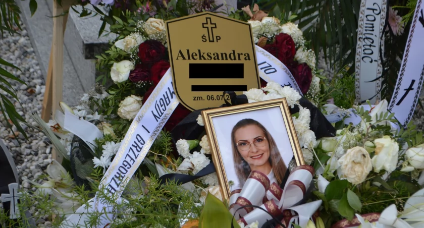 Urna z prochami zmarłej Aleksandry złożona została do grobu na kluczborskim cmentarzu/fot.: Ela Wodecka 