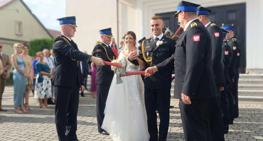 Na zdjęciu młoda para - asp. Jakub Waloszczyk oraz jego żona Patrycja / Fot. Facebook / Komenda Powiatowa PSP w Pajęcznie