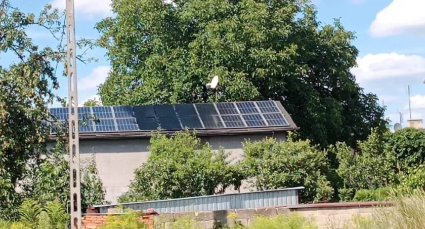 Do pożaru paneli fotowoltaicznych doszło na dachu budynku jednorodzinnego/fot.: OSP w Wieluniu 