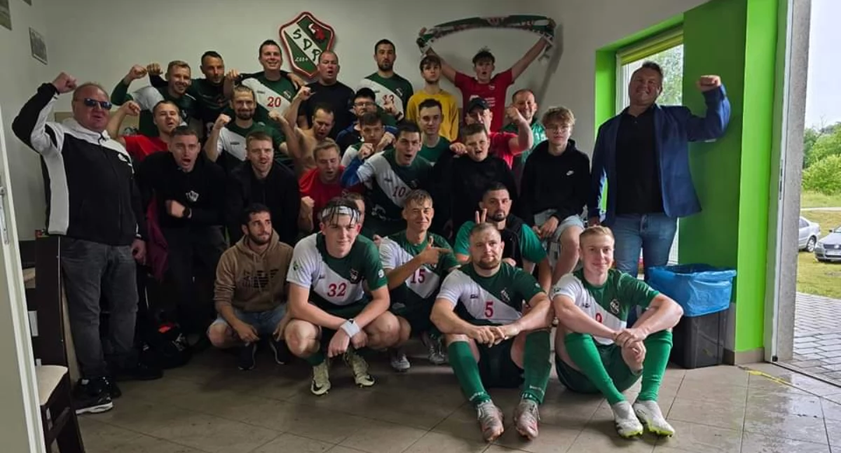 Na zdjęciu zespół LKS-u Słowiana Dworszowice fetujący awans do Klasy Okręgowej.