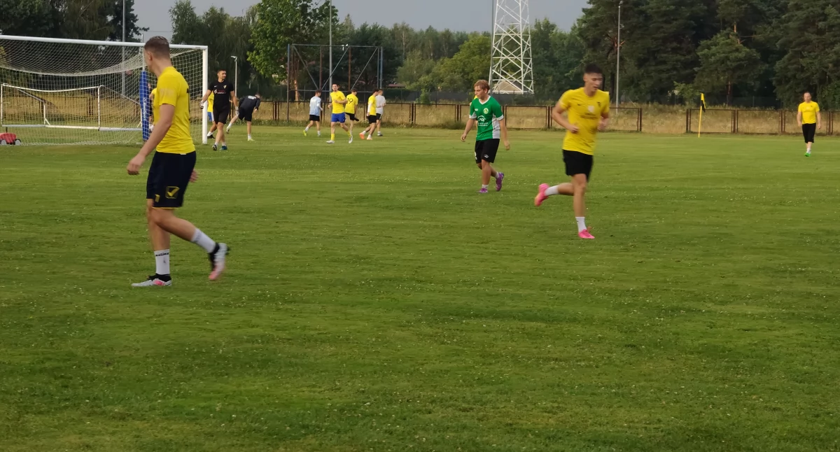 Na zdjęciu zawodnicy Warty Działoszyn podczas meczu z GKS Bełchatów/fot.Łukasz Płuciennik