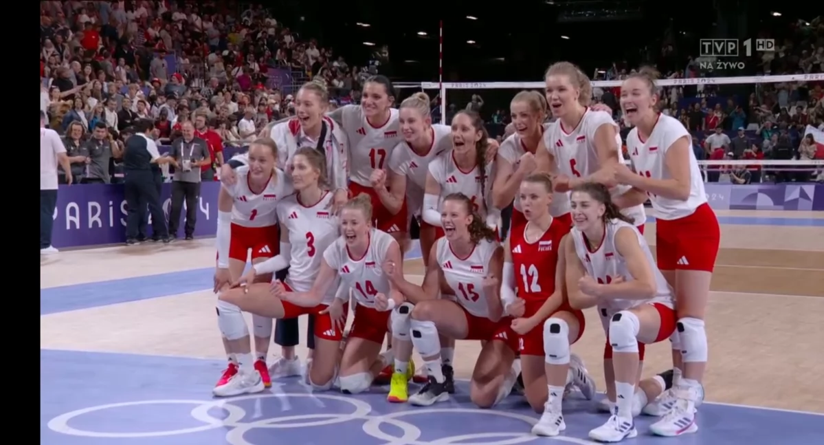 Na zdjęciu reprezentacja Polski po zwycięstwie nad Japonią w pierwszym meczu Igrzysk Olimpijskich/fot. TVP