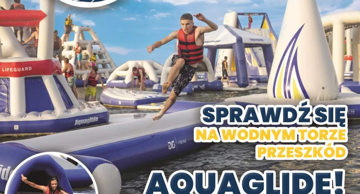 Na zdjęciu plakat promujący wodny tor przeszkód AquaGlide 
