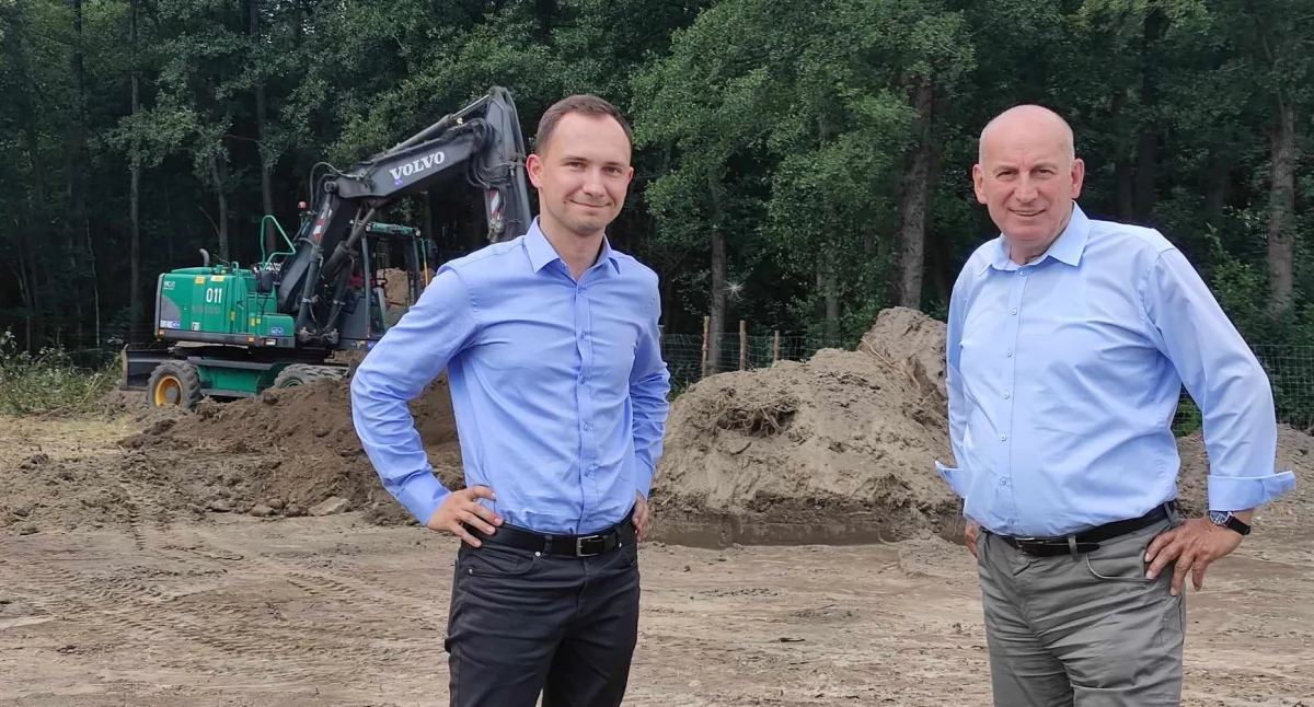 Już pierwszego dnia zaczynającą się budowę odwiedzili wójt Andrzej Modrzejewski (z prawej) i jego zastępca Damian Stępień/fot.: Ela Wodecka 