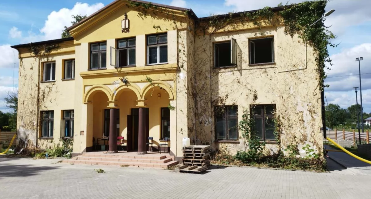 Na zdjęciu zabytkowy budynek w Stróży, który przejdzie remont / Fot. Gmina Rząśnia
