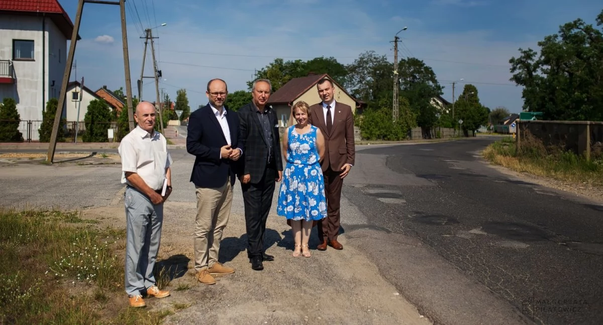Na zdjęciu władze powiatu pajęczańskiego i gminy Siemkowice, a także poseł Marcin Przydacz podczas wizyty na odcinku drogi powiatowej / Fot. Małgorzata Piłatowicz / Facebook / Powiat Pajęczański