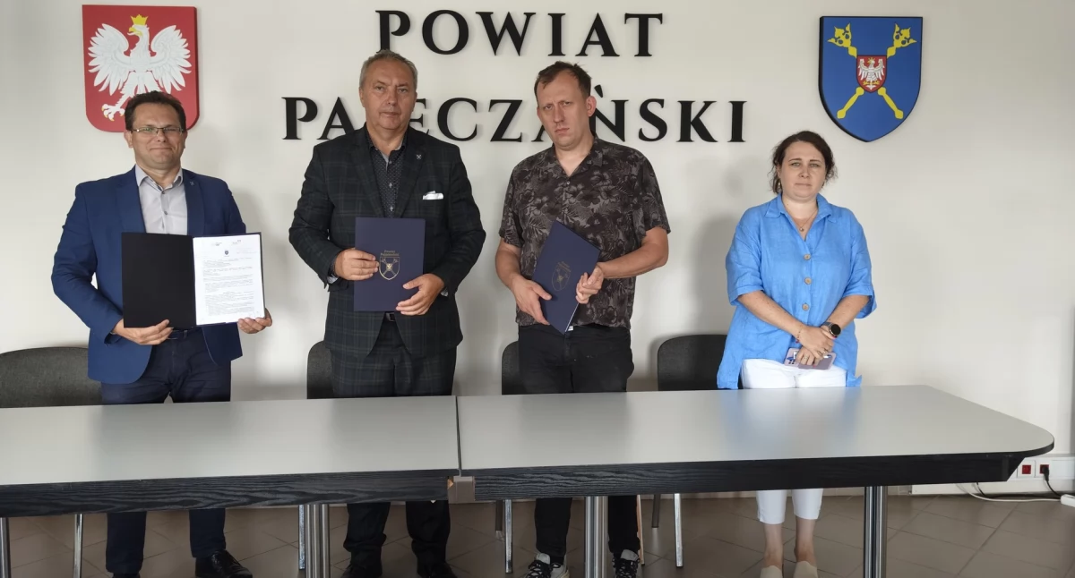 Na zdjęciu moment podpisania umowy z wykonawcą przez władze Starostwa Powiatowego w Pajęcznie / Fot. Facebook / Powiat Pajęczański