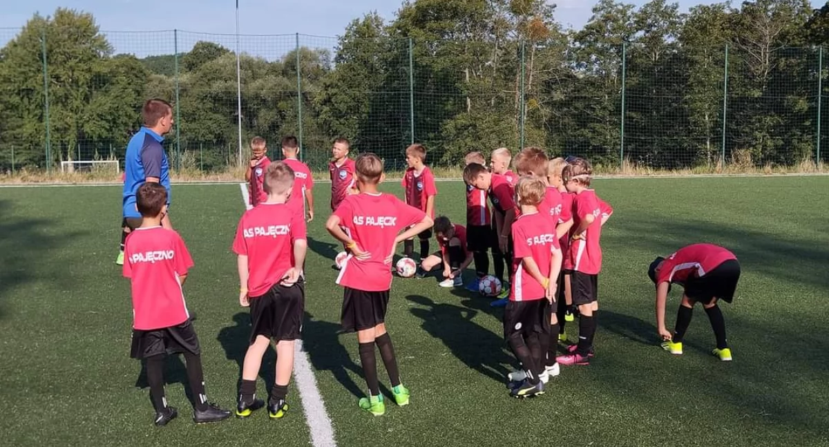 Na zdjęciu zawodnicy Akademii Sportu Pajęczno wraz z trenerem Robertem Krzypkowskim/fot.AS Pajęczno 